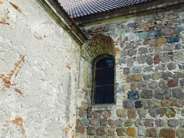13世紀のプロテスタント村教会のファサード — ストック写真