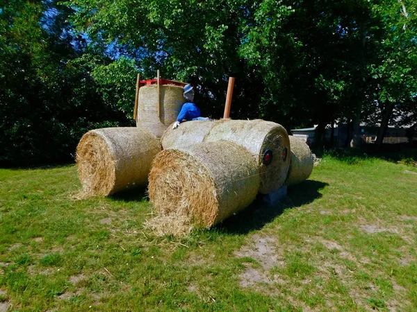 Een Voertuig Gemaakt Van Strobalen — Stockfoto