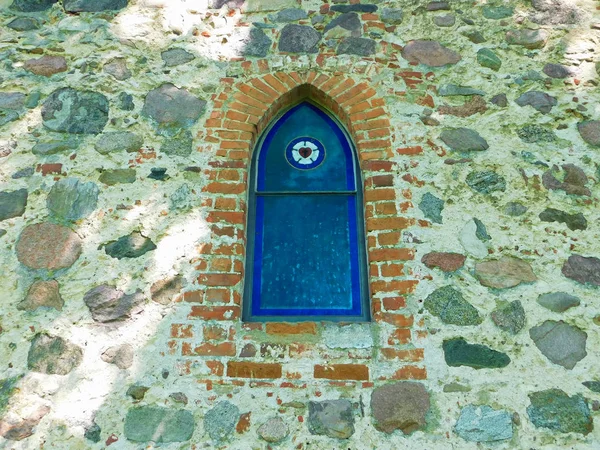 13世紀の初期のゴシック様式の教会のステンドグラスの窓 — ストック写真