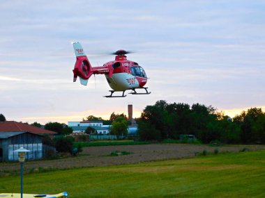 Templin, Brandenburg district Uckermark / Almanya - 07 Temmuz 2019: Drf Luftrettung akşam helikopterde acil doktor kullanıyor