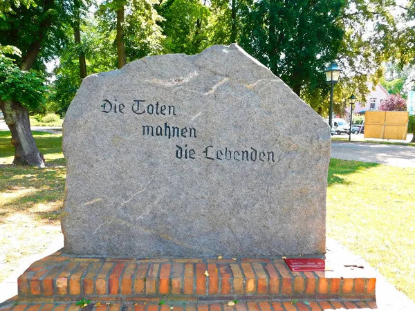 Gedenkstein Mit Inschrift Die Toten Mahnen Die Lebenden — Stockfoto