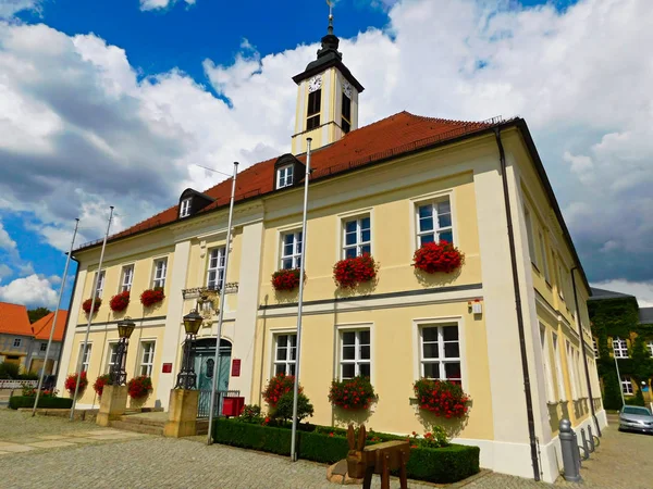 Historická Radnice Klasicistním Fasádou — Stock fotografie