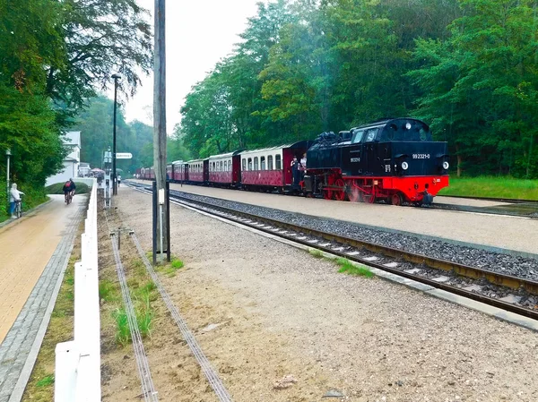 Una Locomotiva Vapore Sulla Stazione Ferroviaria Sotto Pioggia Battente — Foto Stock