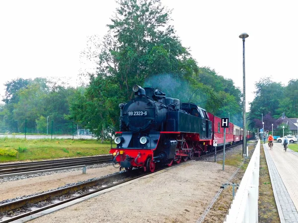 Een Inkomende Stoomlocomotief Het Station Stromende Regen — Stockfoto