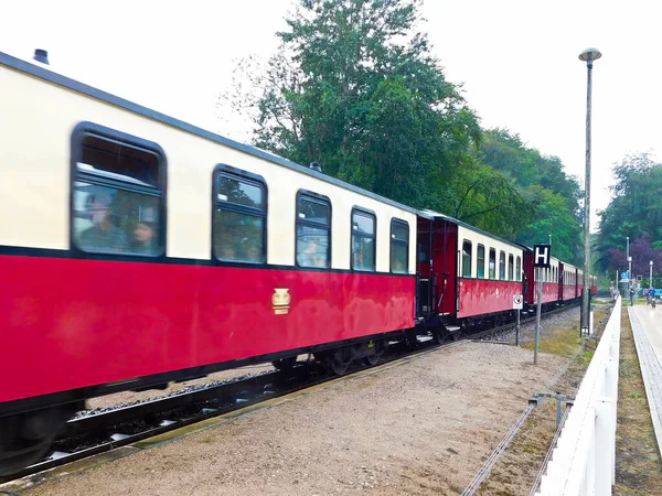 Een Aankomende Trein Het Station Stromende Regen — Stockfoto