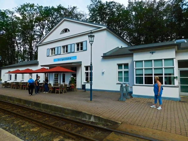 Heiligendamm Mecklenburg Vorpommern Germany August 2019 Περιμένοντας Τρένο Στο Heiligendamm — Φωτογραφία Αρχείου
