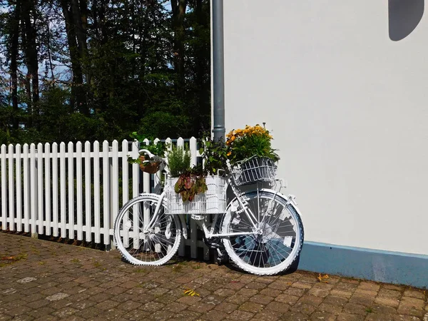 自行车作为车站上的花架 — 图库照片
