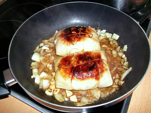卷心菜在锅里烤时打滚 — 图库照片