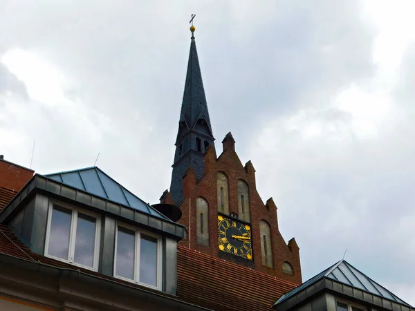 Kostelní Věž Věží Hodinami Protestantského Kostela Mariána — Stock fotografie