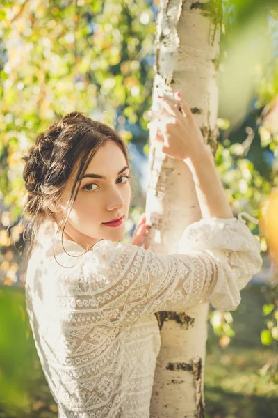 Belle Brune Avec Des Tresses Autour Tête Dans Élégant Chemisier — Photo