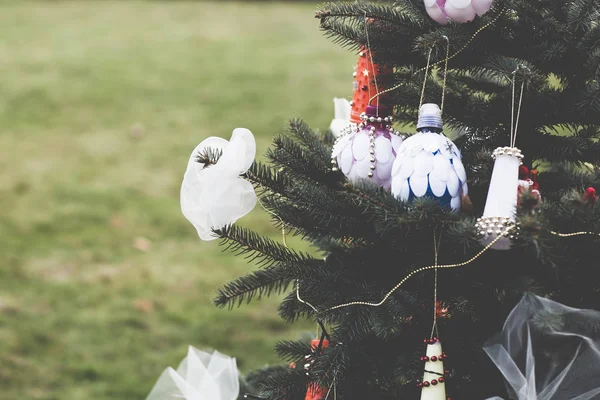 DIY decoración hecha a mano en un árbol de Navidad — Foto de Stock