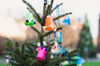 Bir Noel ağacı el yapımı süs. DIY fikirler. Çevre kavramı