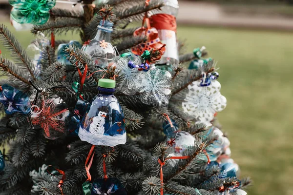圣诞树上的手工装饰 亲爱的想法 环境理念 — 图库照片
