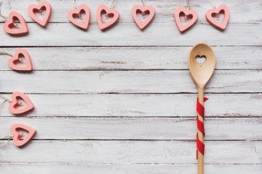 Karıştırma kaşık ve Sevgililer günü dekorasyon - ışıklar ahşap arka plan üzerinde kalp şeklinde. Kış tatil pişirme ve kutlama kavramı. Üstten görünüm, düz yatıyordu, kopya alanı.