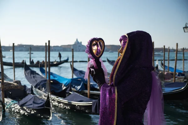 Veneza Itália Fevereiro 2018 Mulher Com Máscara Ouro Traje Roxo — Fotografia de Stock