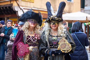 Venice, İtalya - 10 Şubat 2018: Kadınlar maskeleri ve Karnaval sırasında kalabalık Caddesi üzerinde kostümlerini