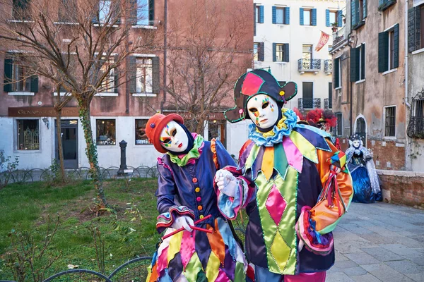 Casal Máscaras Brancas Trajes Arlequim Rua Durante Carnaval Veneza Itália — Fotografia de Stock