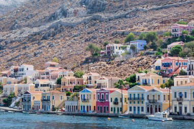Symi Adası Oniki Ada, Yunanistan için Yelkenli tekne ile Yalos bağlantı noktası olarak adlandırılır ve deniz manzarası panoramik manzarasına sahip olan geleneksel renkli evler.