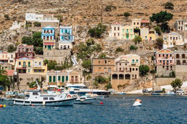 Symi Adası Oniki Ada, Yunanistan için Yelkenli tekne ile Yalos bağlantı noktası olarak adlandırılır ve deniz manzarası panoramik manzarasına sahip olan geleneksel renkli evler.