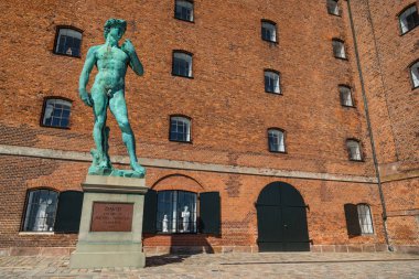 Copenhagen, Danimarka - 30 Nisan 2017: Michelangelo'nun David heykelinin önünde Kraliyet döküm koleksiyon Binası, Langelinie Promenade yineleme