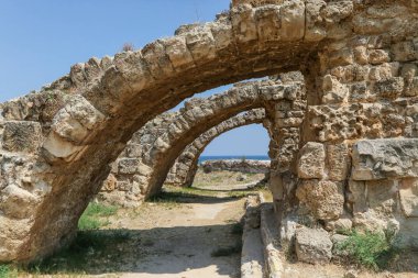 Gazimağusa-Kuzey Kıbrıs Türk Cumhuriyeti. Salamis antik kent kalıntıları. Taş gözlerden. Güneşli bir gün, mavi gökyüzü.