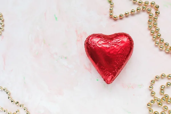 Coração Chocolate Folha Metálica Vermelha Contas Decorativas Douradas Fundo Rosa — Fotografia de Stock