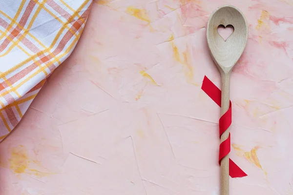 Перемішувати Ложку Кухонний Рушник Рожевому Тлі Весняні Свята Концепція Приготування — стокове фото