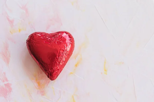 Coração Chocolate Papel Alumínio Vermelho Fundo Rosa Conceito Dia Dos — Fotografia de Stock