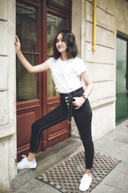 Beyaz tişört, neşeli iyimser Asya kız gülümseyerek