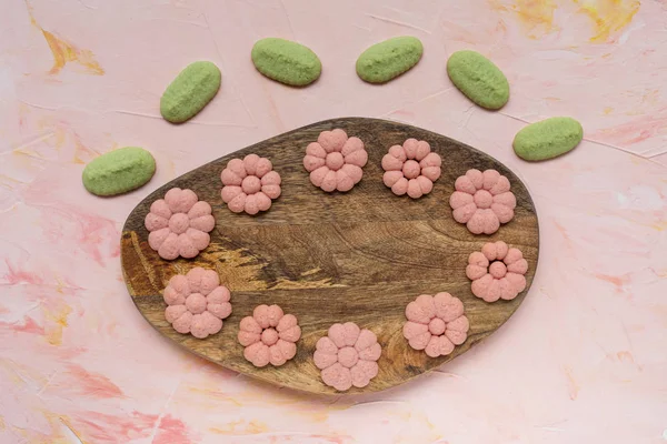 Tavaszi szó és virág cookie-kat a fából készült táblán a rózsaszín főleg CIG — Stock Fotó