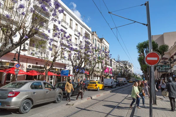 Tunis, Tunisko - 19. května 2017: Rušné ulice s bloomin jacarand — Stock fotografie