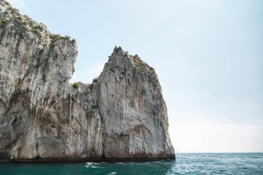 Capri Adası sahilinde tekneden görüntüleyin. İtalya.