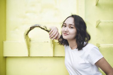 Beyaz tişört, kentsel portrat iyimser Asyalı kız