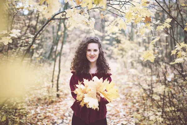 メープルを保持しているチロ公園で幸せな女の子の葉します。 — ストック写真