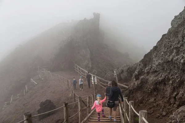 Personas, adultos y niños haciendo senderismo alrededor del Monte Vesubio — Foto de Stock