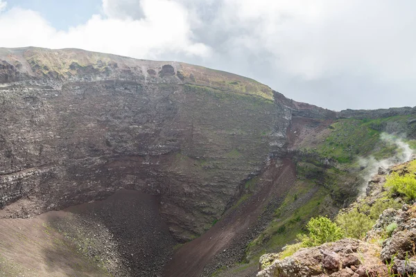 Vezüv, Naples, İtalya krater. Sabah sis, duman ve 