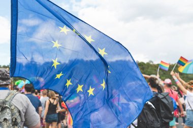 Prag gay Parade üzerinde Avrupa Birliği bayrağı yakın