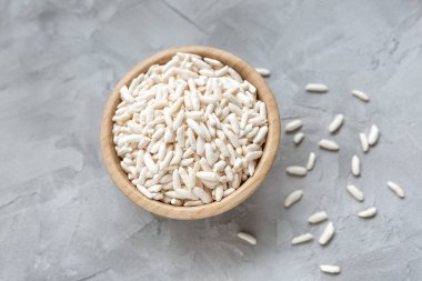 Gri bir arka plan üzerinde bir porselen kase kurutulmuş goji çilek