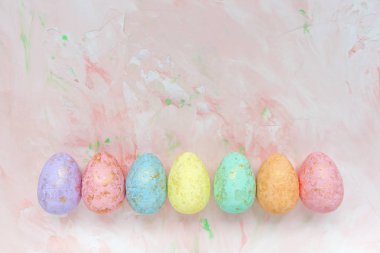 Pembe bir arka plan üzerinde çok renkli yumurta dekorasyon. Paskalya celebr