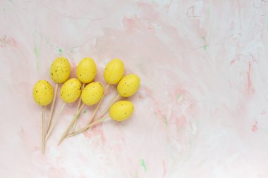 Pembe bir arka plan üzerinde mezeler için Paskalya çubukları. Paskalya partisi 