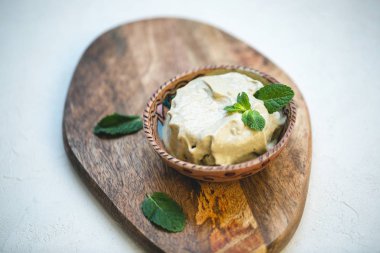 Yeşil vegan ev yapımı avokado veya antep fıstığı gelato dondurma ile 