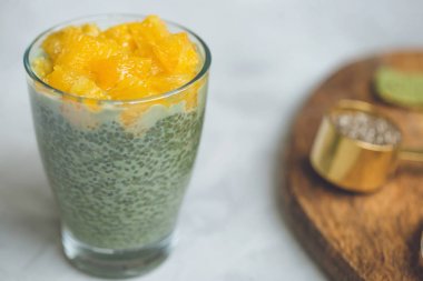 Matcha yeşil çay chia tohumlu puding tatlısı. Superfood ve vegan c