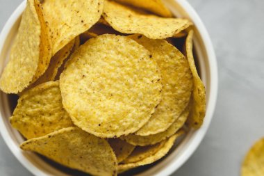 Kase tortilla mısır cipsi gri bir arka plan