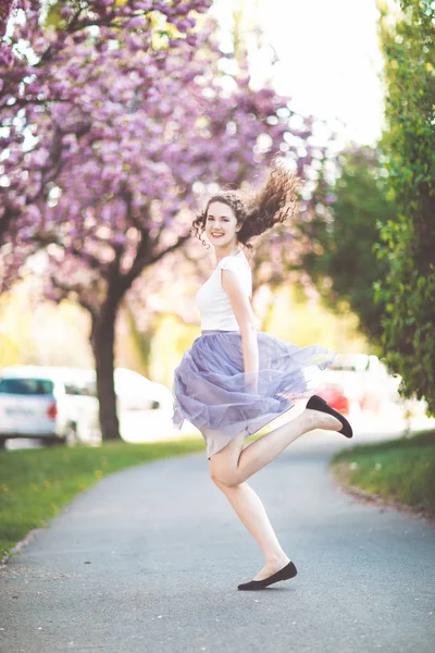 桜の木の下で踊る少女. — ストック写真