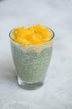 Matcha yeşil çay chia tohumlu puding tatlısı. Superfood ve vegan konsepti