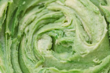 Yeşil kurabiye hamuruna yakın. Bahar tatili pişirme konsepti.