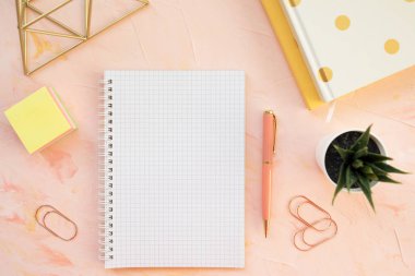 Öğrenci masası çalışma alanı. Düz döşeme, üst görünüm, üstbilgi şablonu.