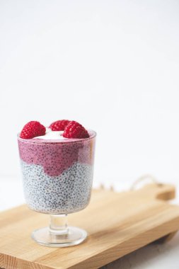 Badem sütü, yoğurt, pitaya tozu ve ahududu ile Chia puding