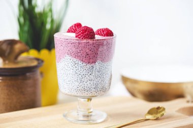 Badem sütü, yoğurt, pitaya tozu ile Chia puding 