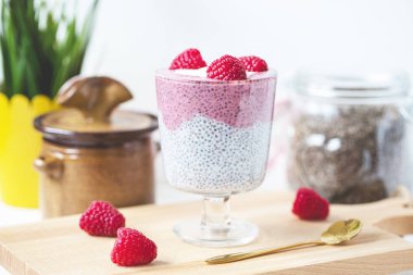 Badem sütü, yoğurt, pitaya tozu ile Chia puding 